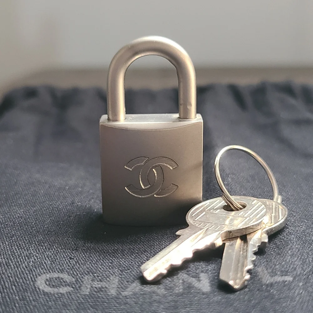 🔥RARE🔥CHANEL Matte Metallic Silver Lock with 2 Keys and Dust Bag